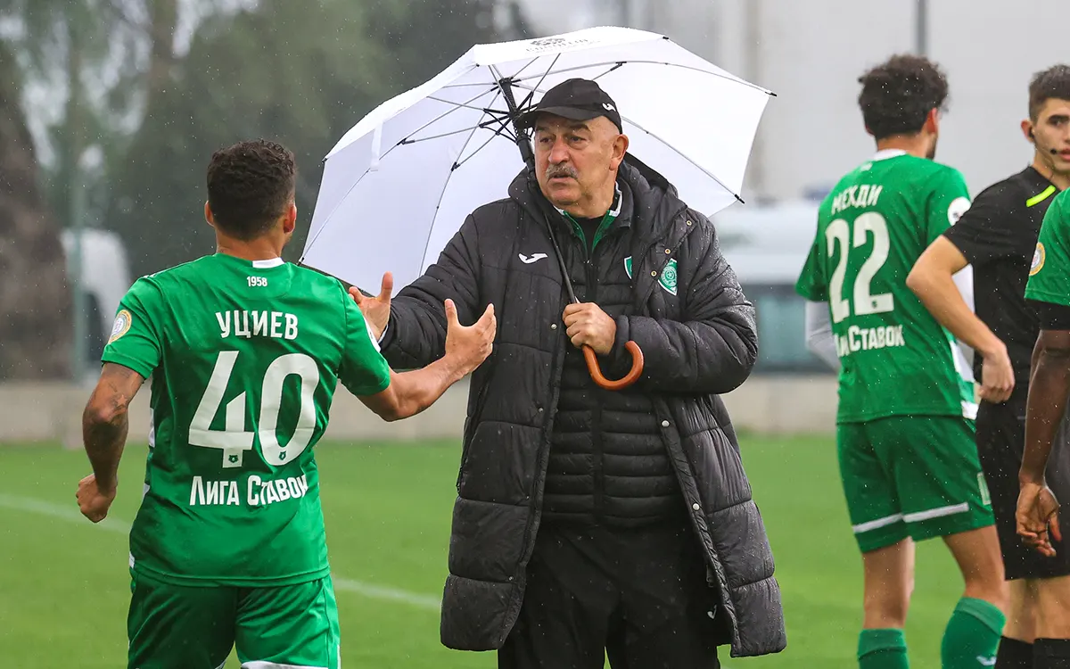 Станислав Черчесов и игроки Ахмата